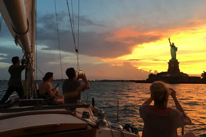 Small sailboat off Brooklyn Bridge, a sailing alternative to a New York architecture boat tour with skyline views